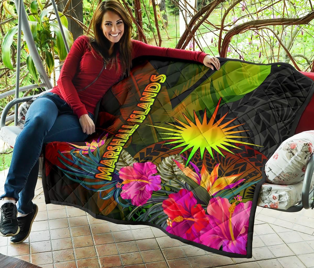 Marshall Islands Polynesian Premium Quilt -  Hibiscus and Banana Leaves