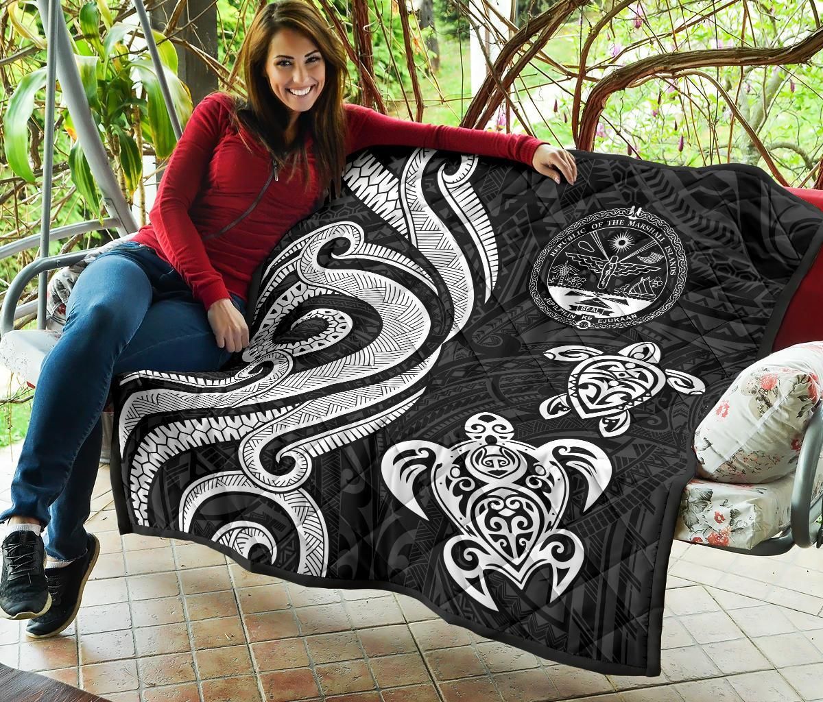 Marshall Islands Premium Quilt - White Tentacle Turtle Crest
