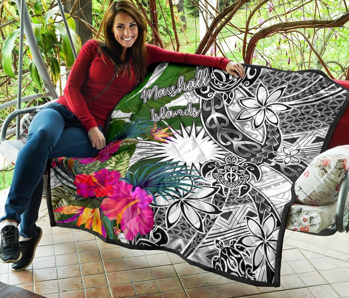 Marshall Islands Premium Quilt White - Turtle Plumeria Banana Leaf