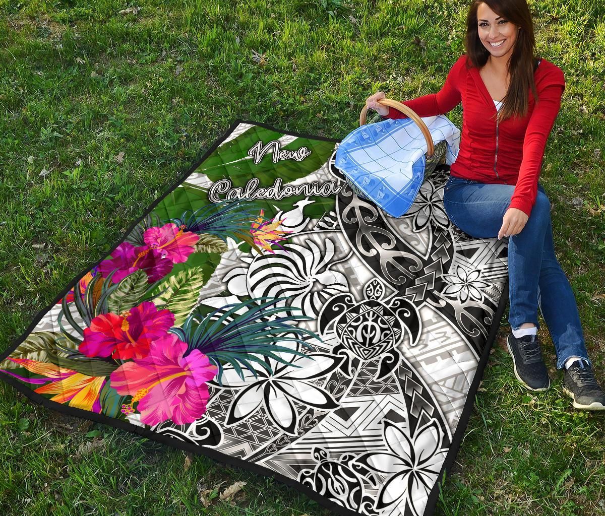 New Caledonia Premium Quilt White - Turtle Plumeria Banana Leaf Crest