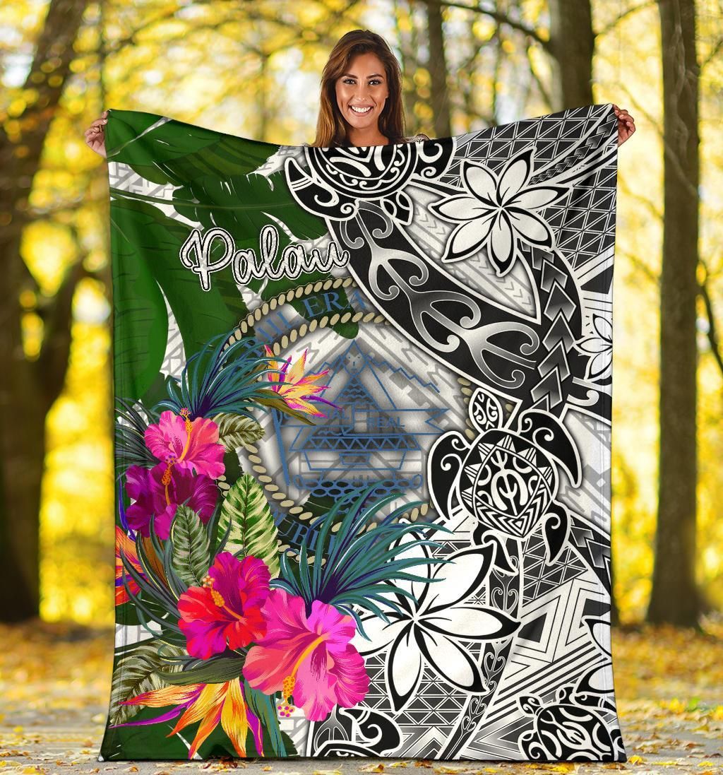 Palau Premium Blanket White - Turtle Plumeria Banana Leaf Crest