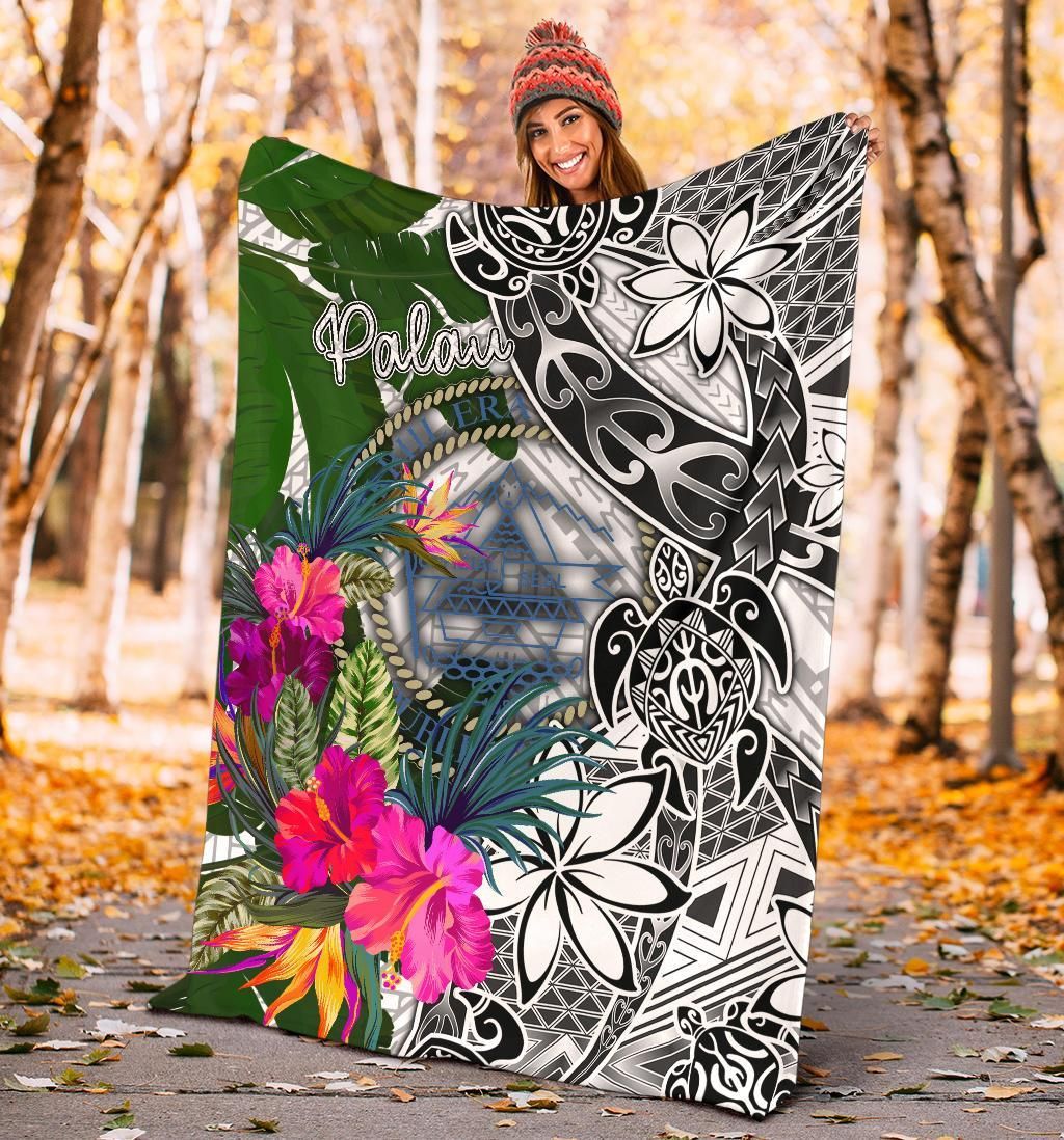 Palau Premium Blanket White - Turtle Plumeria Banana Leaf Crest