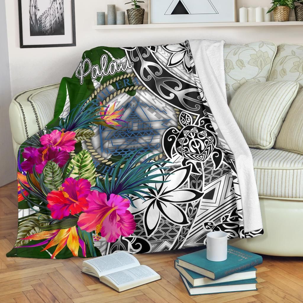 Palau Premium Blanket White - Turtle Plumeria Banana Leaf Crest