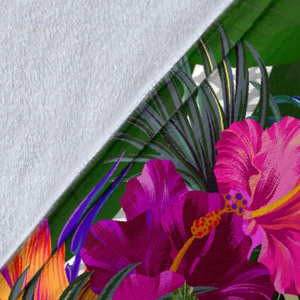 Palau Premium Blanket White - Turtle Plumeria Banana Leaf Crest