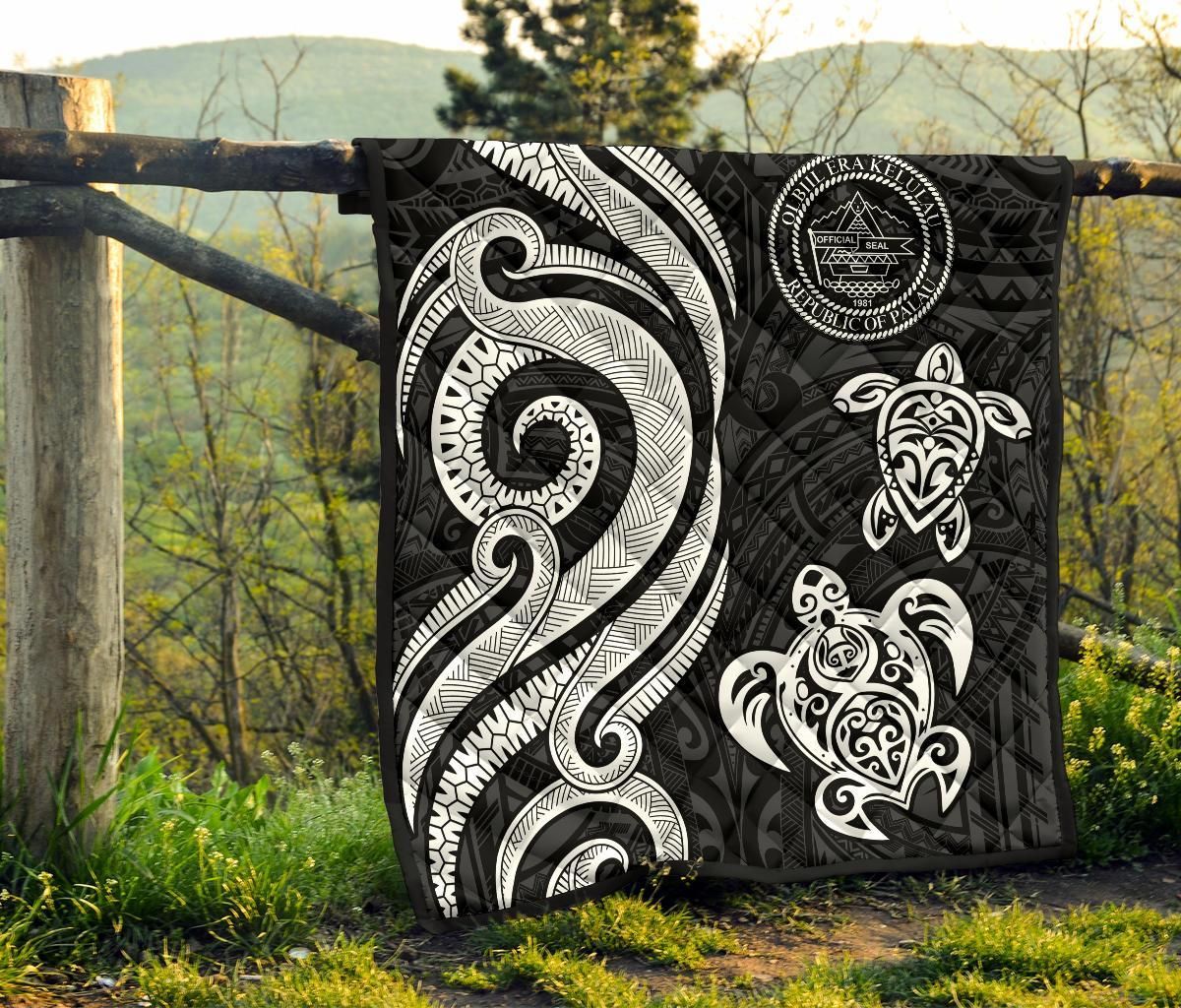 Palau Premium Quilt - White Tentacle Turtle