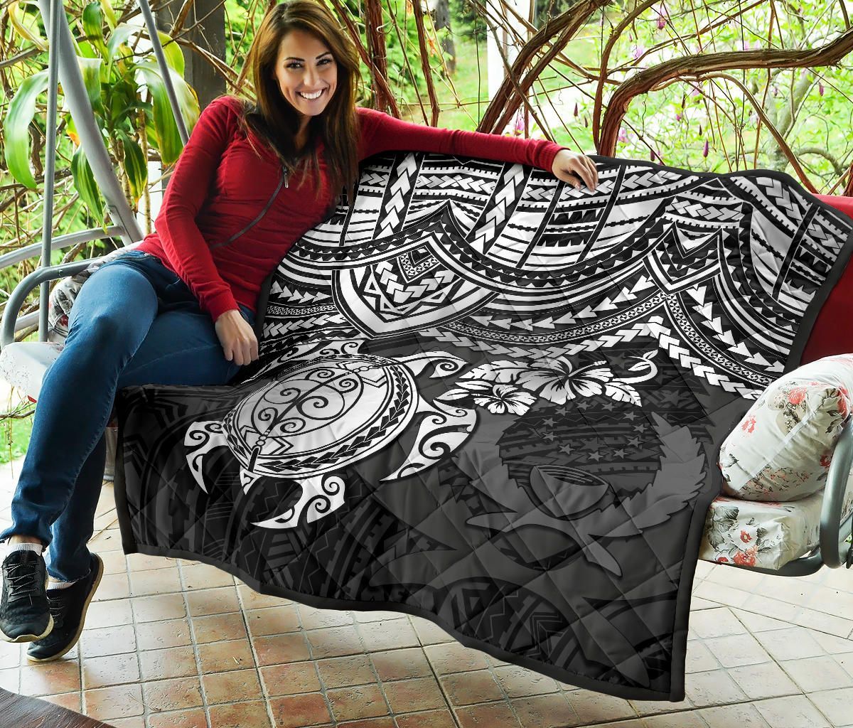 Pohnpei Polynesian Premium Quilt - Polynesian White Turtle