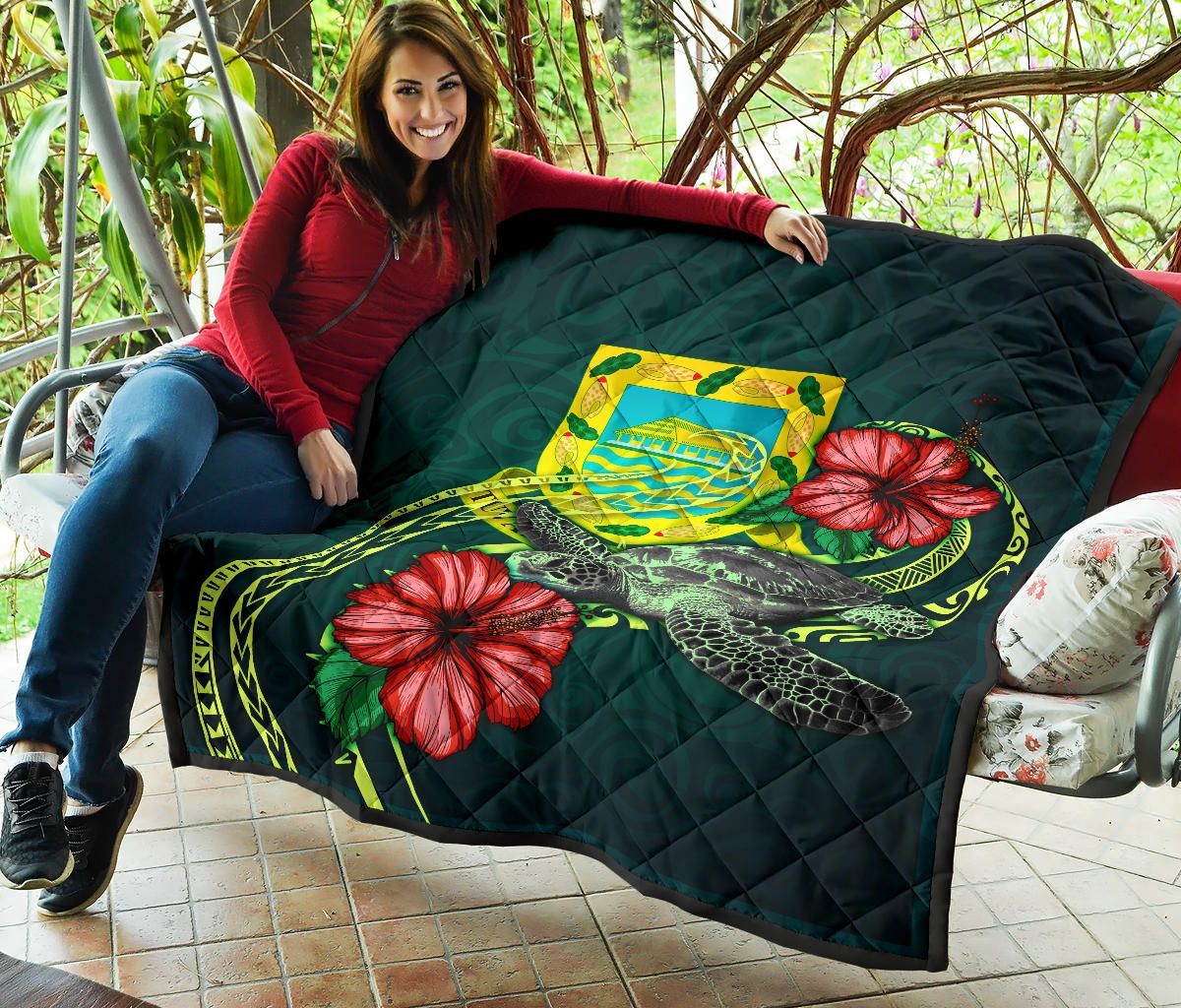 Tuvalu Polynesian Premium Quilt - Green Turtle Hibiscus