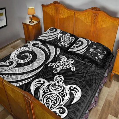 Fiji Quilt Bed Set - White Tentacle Turtle Crest