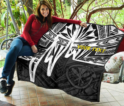 Hawaii Personalised Premium Quilt -  Kanaka Maoli With Polynesian Pattern In Heartbeat Style (Black,White)