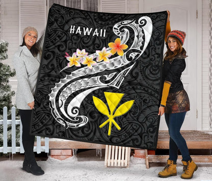 Hawaii Premium Quilt - Kanaka Maoli Polynesian Patterns Plumeria (Black)