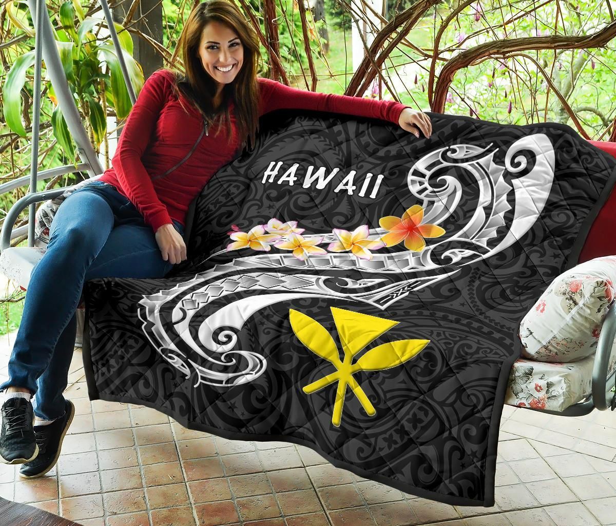 Hawaii Premium Quilt - Kanaka Maoli Polynesian Patterns Plumeria (Black)