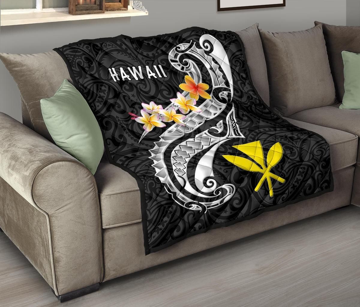 Hawaii Premium Quilt - Kanaka Maoli Polynesian Patterns Plumeria (Black)