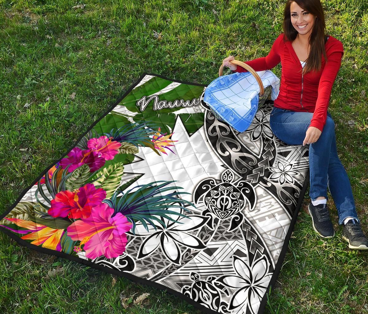 Nauru Premium Quilt White - Turtle Plumeria Banana Leaf