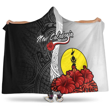 New Caledonia Polynesian Hooded Blanket- Coat Of Arm With Hibiscus White