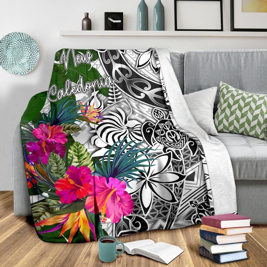 New Caledonia Premium Blanket White - Turtle Plumeria Banana Leaf Crest