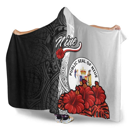 Niue Polynesian Hooded Blanket- Coat Of Arm With Hibiscus White