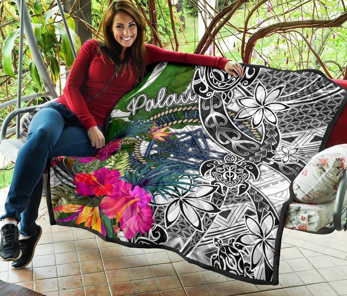 Palau Premium Quilt White - Turtle Plumeria Banana Leaf Crest