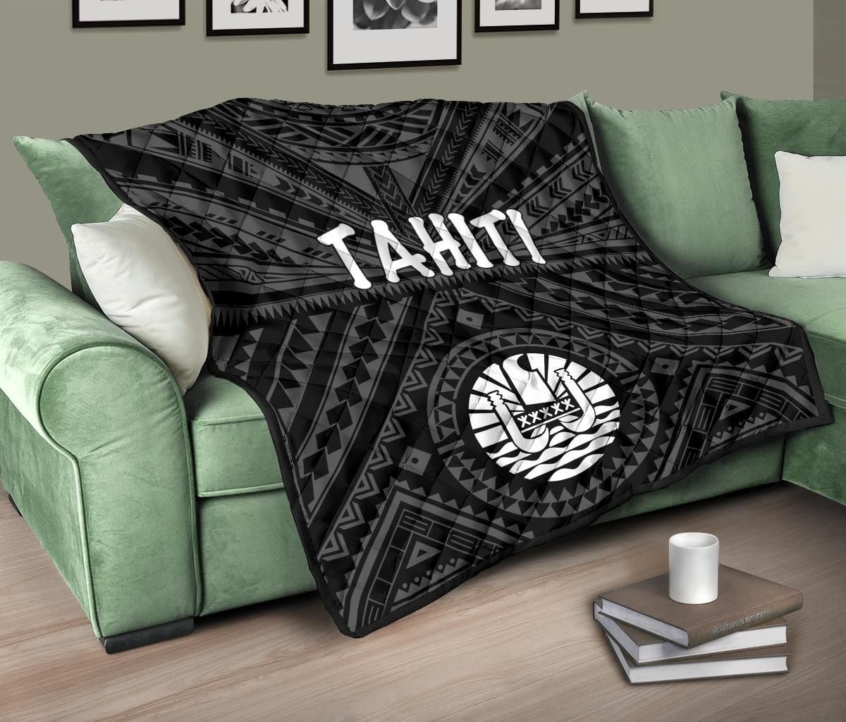 Tahiti Premium Quilt - Tahiti Seal In Polynesian Tattoo Style (Black)