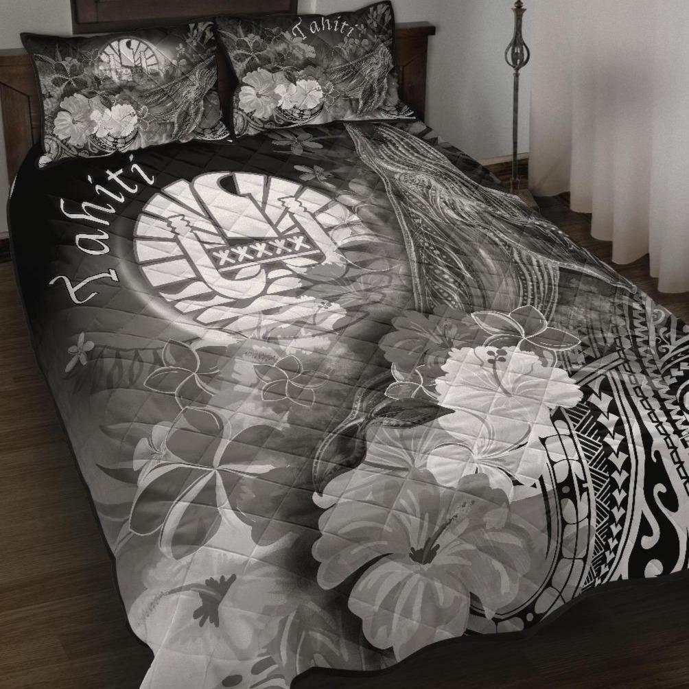 Tahiti Quilt Bed Set - Humpback Whale with Tropical Flowers (White)