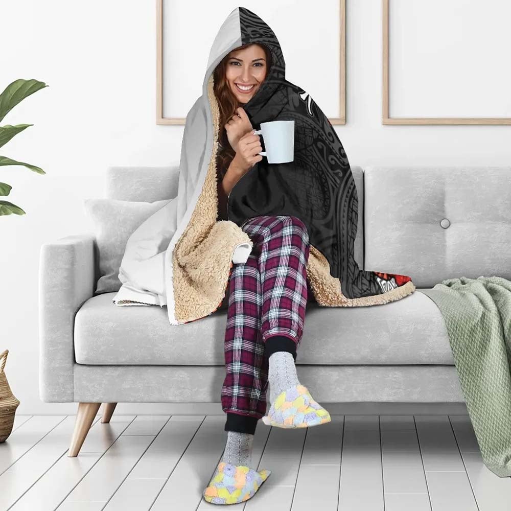 Tokelau Polynesian Hooded Blanket- Coat Of Arm With Hibiscus White
